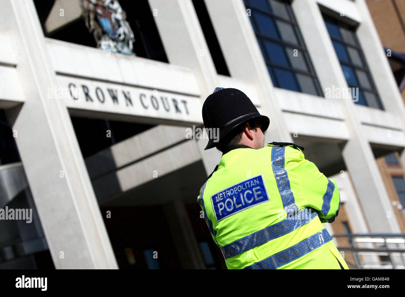 Un poliziotto metropolitano si trova fuori Kingston Crown Court, a sud-ovest di Londra, dove tre uomini sono accusati di aiutare i bombardieri del 7 luglio a riconnoitre possibili obiettivi. Foto Stock