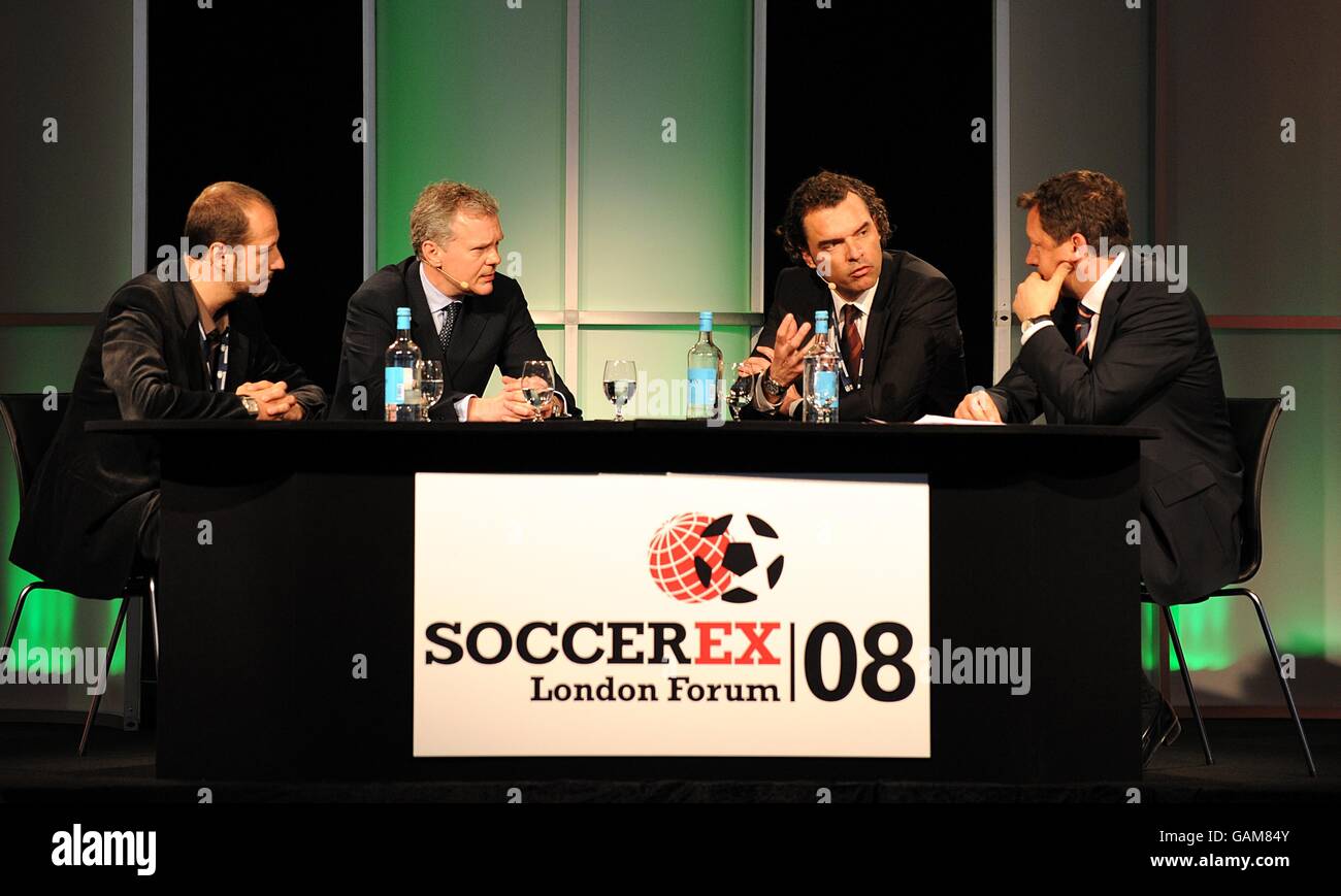 (L-R) Esteve Calzada (ex responsabile marketing Barcellona), Trevor Birch (ex CEO Chelsea, Leeds e Derby) e Rolf Beisswanger (ex direttore sponsor di Siemens) parlano sul palco moderato da Matt Lorenzo di Sky Sports al Soccerex, London Forum, Wembley Stadium. Foto Stock