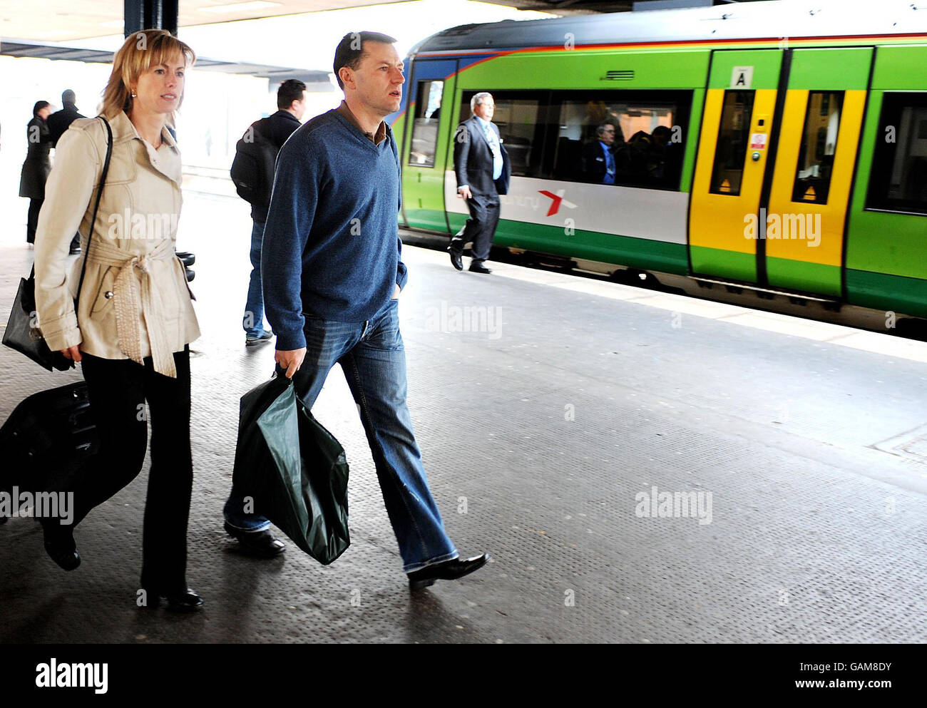 Kate e Gerry McCann preparatevi a salire a bordo del treno 1400 per Londra, St Pancras alla stazione di Leicester, e viaggiate attraverso l'Eurostar per Bruxelles. Foto Stock