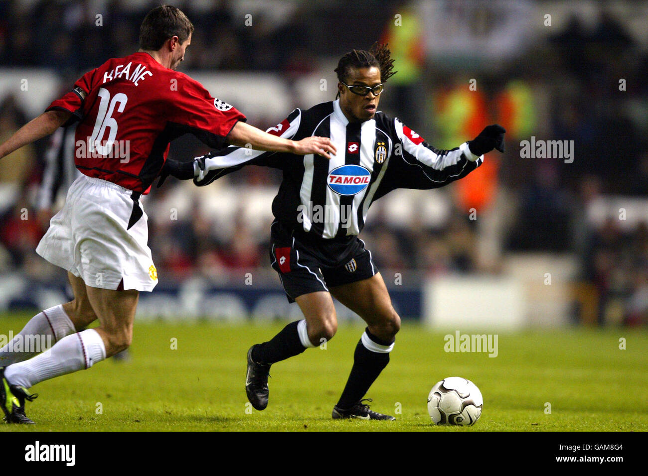 Roy Keane di Manchester United guarda Edgar Davids di Juventus Foto Stock