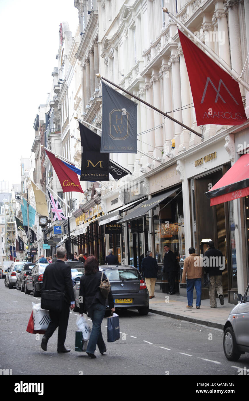 Una visione generale delle bandiere appese ai negozi di Bond Street, Londra. Foto Stock