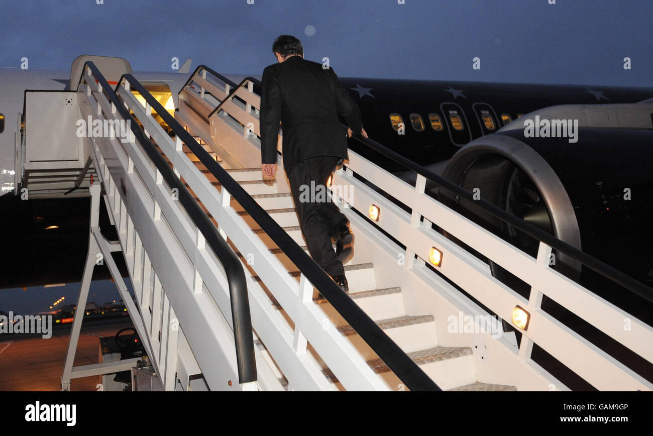 Questa sera il primo ministro Gordon Brown sale a bordo del suo aereo diretto a New York. Foto Stock