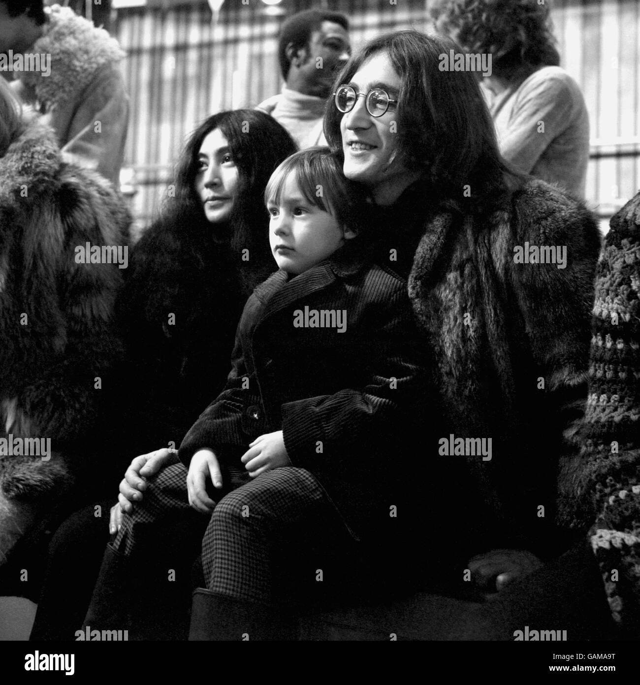 Yoko Ono, Julian Lennon e suo padre John Lennon (dei Beatles) alle prove del Rolling Stones Rock and Roll Circus, presso gli Intertel Studios di Wembley, Londra. Foto Stock