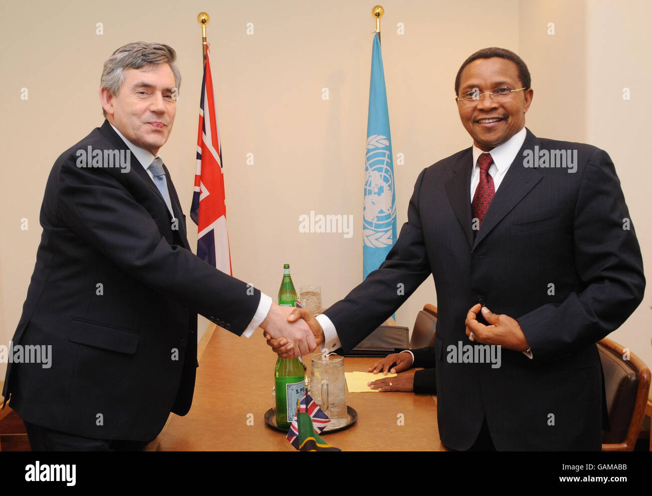 Il primo ministro britannico Gordon Brown incontra oggi il presidente della Tanzania Jakaya Kikwete in un incontro presso la sede centrale delle Nazioni Unite a New York. Foto Stock
