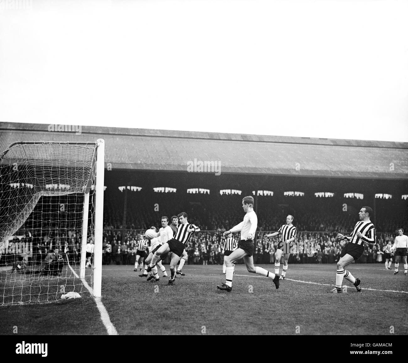 David Craig (terzo l) di Newcastle United allontana la palla dal suo obiettivo, mentre Graham Leggatt (l) di Fulham e John Dempsey (quarto l) cercano di applicare il tocco finale. Guardando sopra ci sono Dave Hollins di Newcastle (secondo l) e Jim Iley (secondo r) Foto Stock
