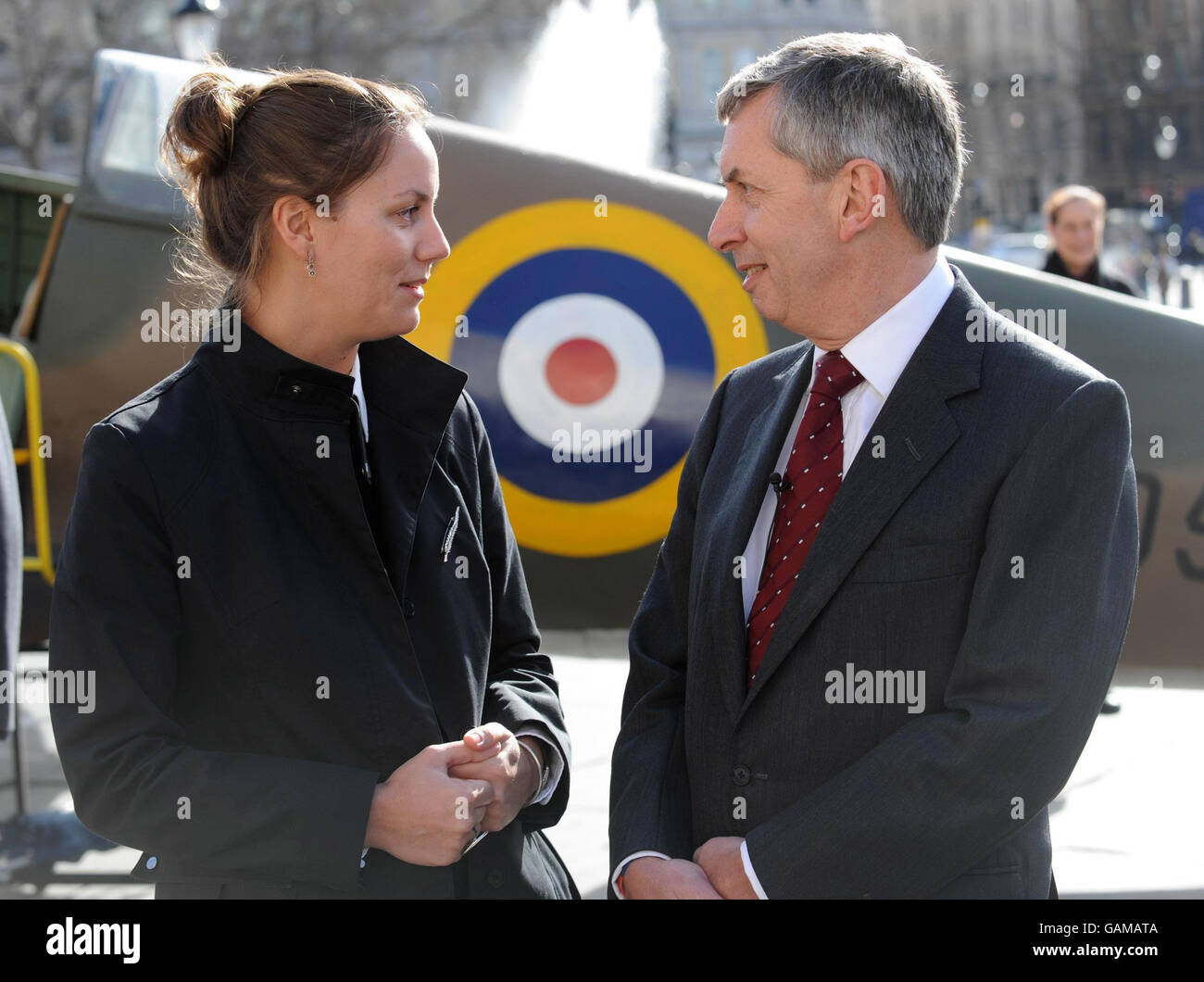 Leigh Park, la grande nipote dell'eroe della Battaglia di Gran Bretagna Sir Keith Park, parla con Terry Smith che ha commissionato una statua dell'ex pilota Spitfire e spera di averla eretta sulla quarta base nella Trafalgar Square di Londra. Foto Stock