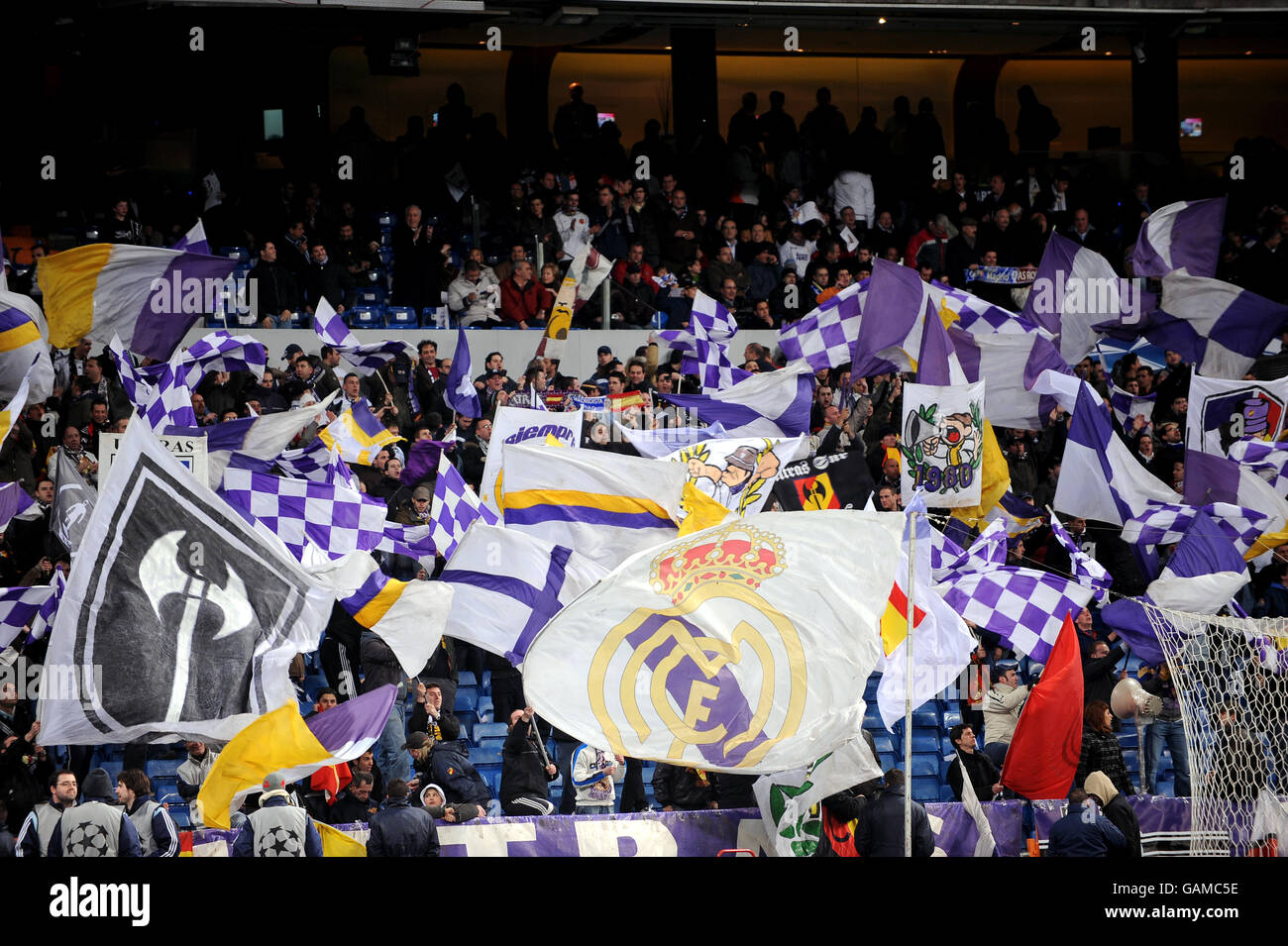 Calcio - UEFA Champions League - quarto finale - seconda tappa - Real Madrid v Roma - Santiago Bernabeu. Tifosi del Real Madrid negli stand Foto Stock