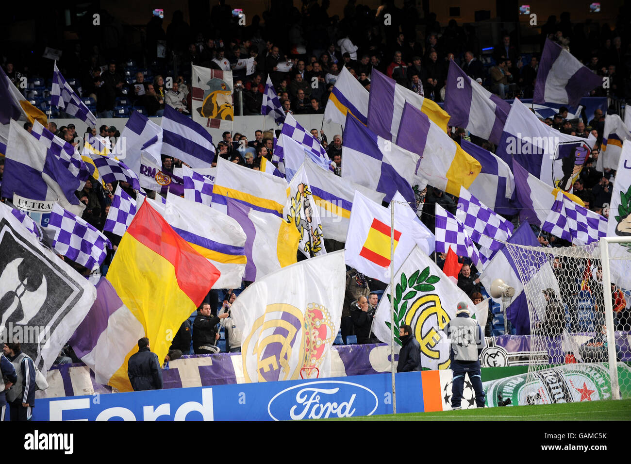 Calcio - UEFA Champions League - quarto finale - seconda tappa - Real Madrid v Roma - Santiago Bernabeu. Tifosi del Real Madrid negli stand Foto Stock