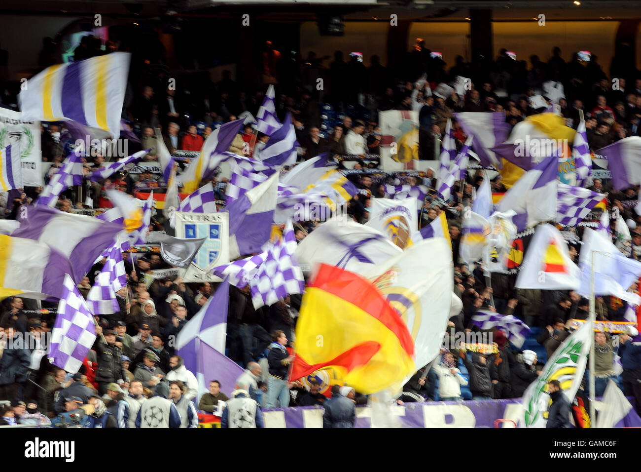 Calcio - UEFA Champions League - quarto finale - seconda tappa - Real Madrid v Roma - Santiago Bernabeu. Tifosi del Real Madrid negli stand Foto Stock