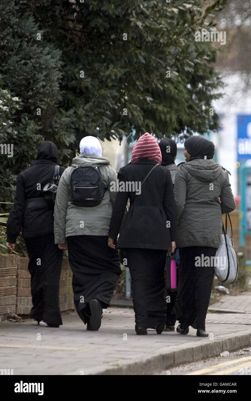 I bambini scomparsi pensavano di essere sposati con la forza. Gli allievi camminano a casa dalla scuola in Harrow, Middlesex. Foto Stock