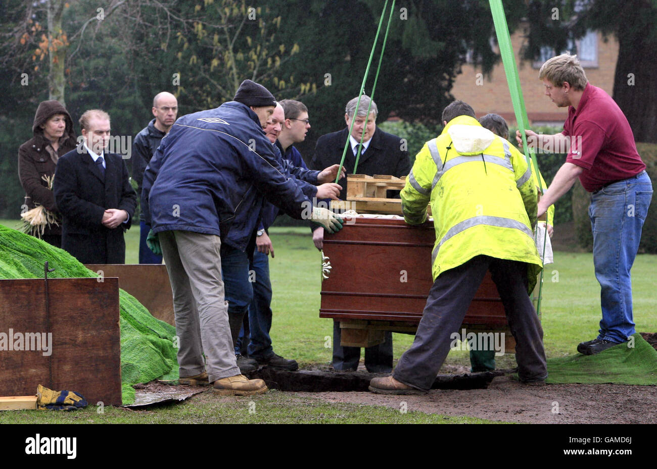 La bara di 29 anni John Christian Jeffrey, un uomo di 52 pietre, è abbassata in una tomba al cimitero di St James a Taunton, con l'aiuto di speciali attrezzature di sollevamento. Al funerale hanno partecipato solo il personale del cimitero e il vicario locale. Foto Stock