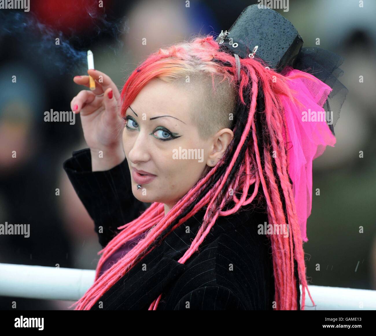 Corse di cavalli - Festival di Cheltenham - quattro giorni - Ippodromo di Cheltenham. Zoe Roberts, designer di abbigliamento di Cheltenham, di 23 anni, fa una pausa sigaretta durante il Cheltenham Festival all'ippodromo di Cheltenham. Foto Stock