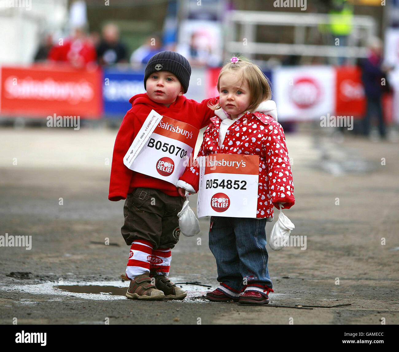 I più giovani corridori Cameron Clarke, 2, da Kirkaldy e Aila Binnie, a 19 mesi da Edimburgo allo Sport Relief Mile a Princes Street a Edimburgo. Foto Stock