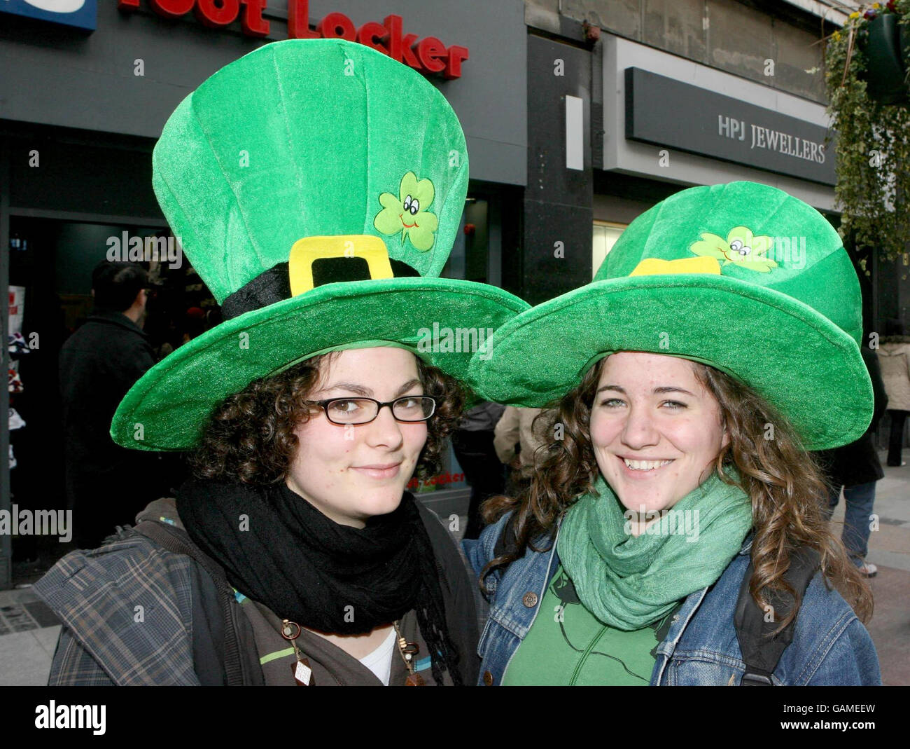 (Da sinistra a destra) studenti francesi Eva Dos Santos e Victoire De Montero nel centro di Dublino mentre la capitale irlandese si prepara domani per le celebrazioni del giorno di San Patrizio. Foto Stock