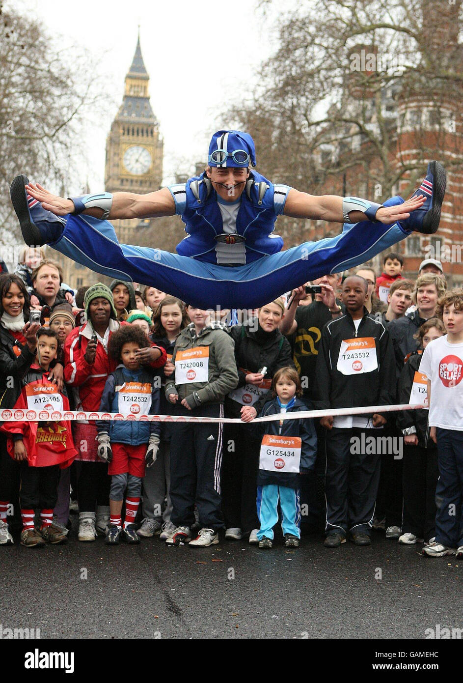 Sportacus si prepara a correre il London Sainsburys Sport Relief Mile su Victoria Embankment, Londra. Foto Stock