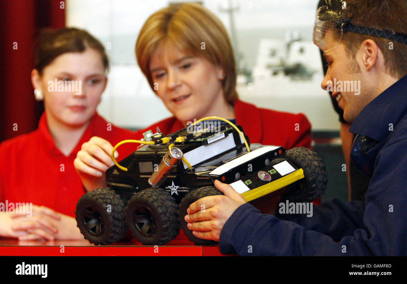 Studente Jennifer Fraser, 14 (a sinistra) Vice primo Ministro Nicola Sturgeon e attore Will Roberts (a destra) guardare un falso UAV (Unmanned Autonomous Vehicle) durante il lancio della tappa scozzese del 2008 BAE Systems School Education Road Show alla Govan High School di Glasgow. Foto Stock