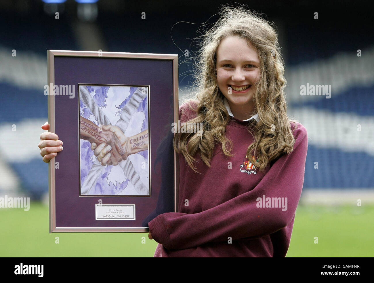 Sylvie Clark della Banchory Academy con il suo disegno vincente di un concorso "Show Racism the Red Card". Foto Stock