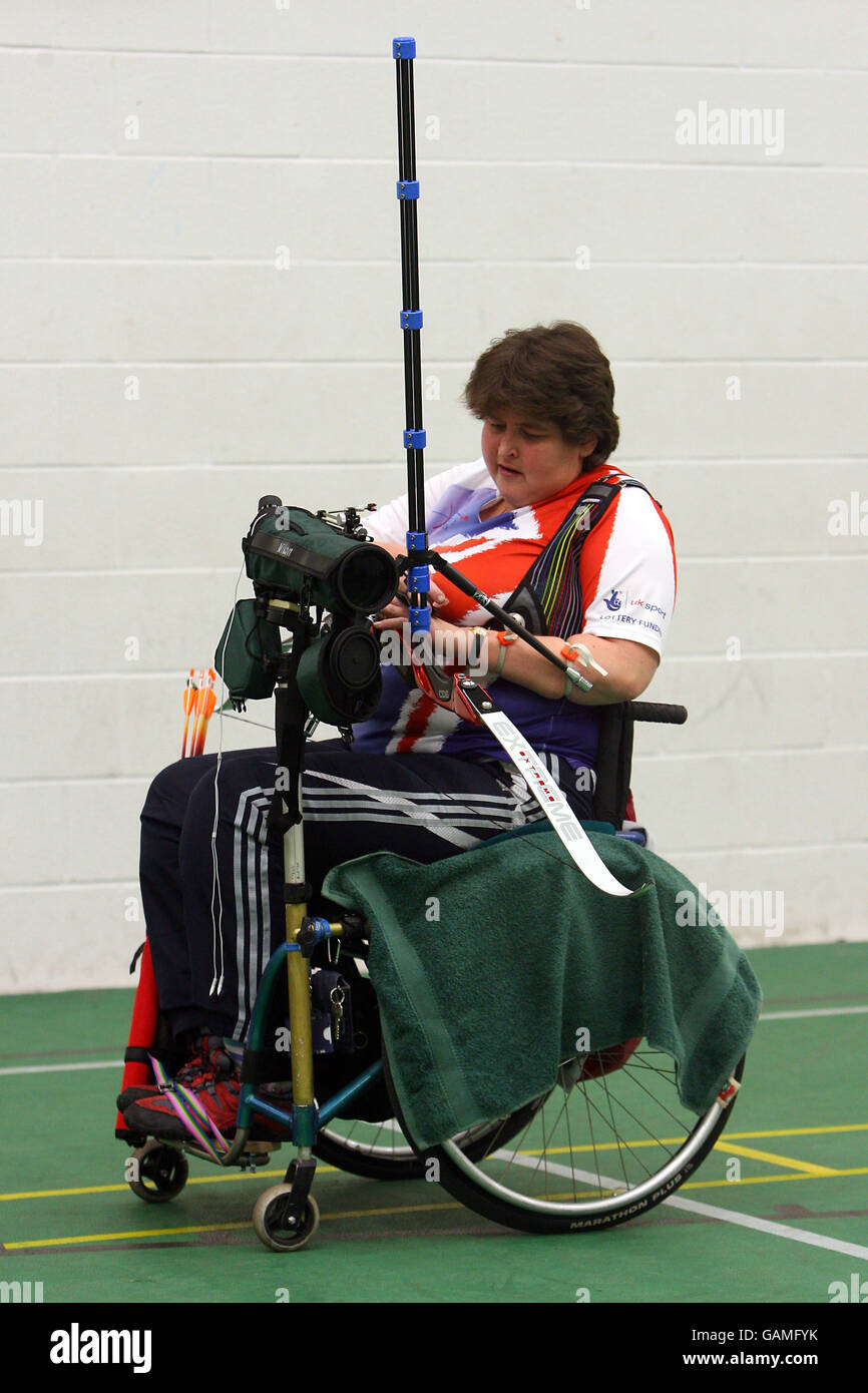 Tiro con l'arco - British Paralimpic Association - formazione - Lilleshall National Sports Centre. Lynne Burton, Team Gran Bretagna Foto Stock