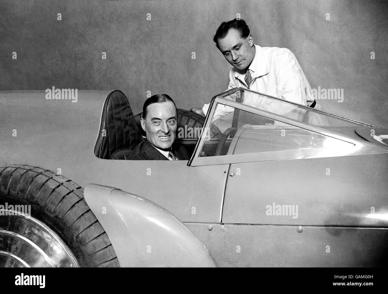 Corse automobilistiche - Bluebird. Il pilota da corsa Malcolm Campbell al volante di Blue Bird. Foto Stock