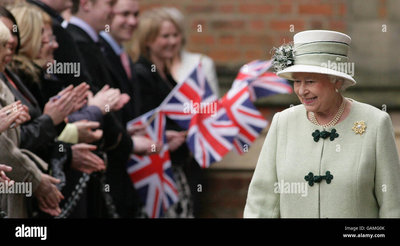 Regina Elisabetta II della Gran Bretagna presso la Queen's University di Belfast, Irlanda del Nord. Foto Stock