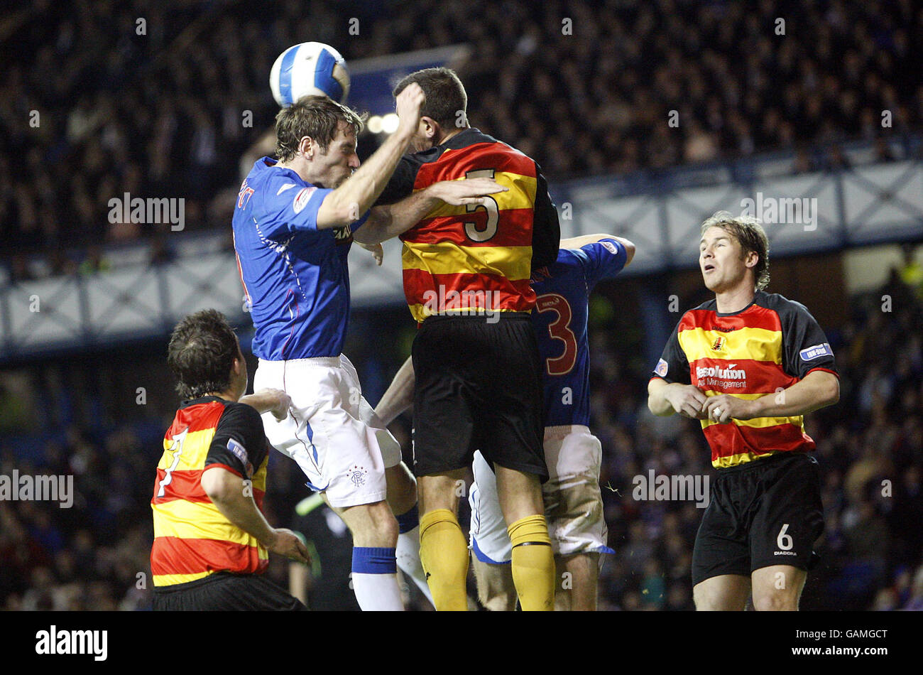 Rangers' Kirk Broadfoot e Partick's John Robertson in palla durante la Scottish Cup 6th Round match a Ibrox, Glasgow. Foto Stock