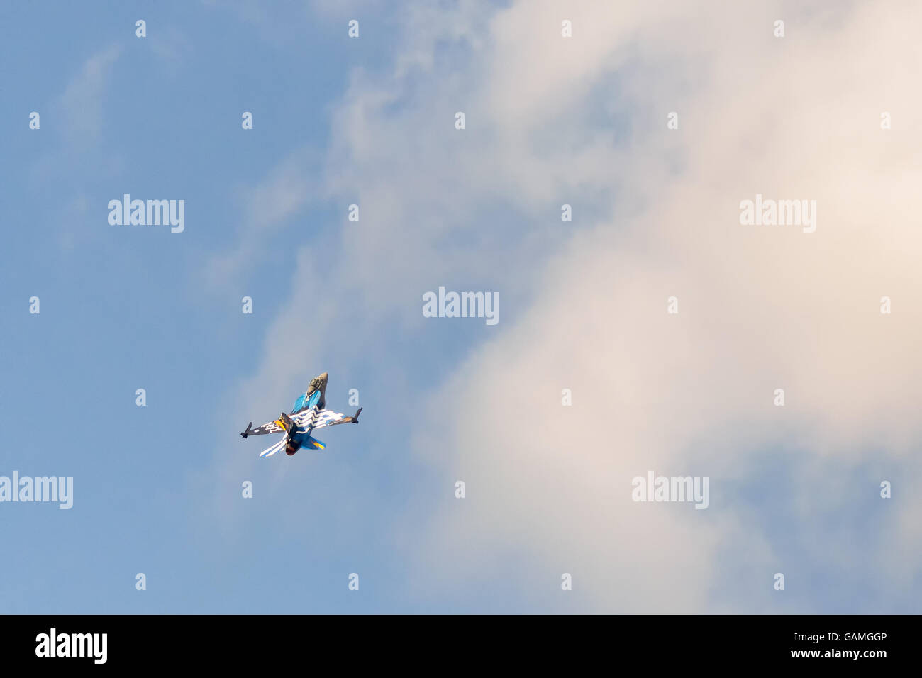 Atene, Grecia 13 settembre 2015. F16 fino in cielo ad Atene la settimana dell'aria battenti show. Foto Stock