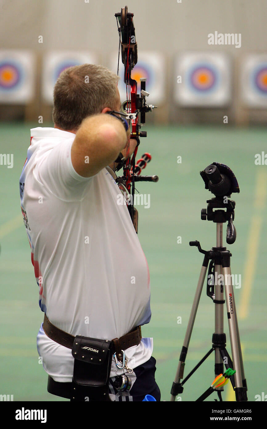 Tiro con l'arco - British Paralympic Association - formazione - Lilleshall National Sports Center. John Murray del Team Great Britain si prende la mira mentre la squadra britannica di tiro con l'arco Paralimpico si prepara per le Olimpiadi di Pechino Foto Stock