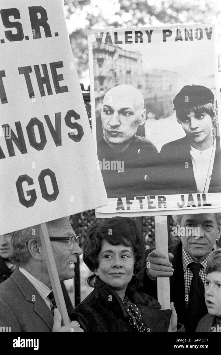 Lord Olivier (a sinistra) porta un cartello 'URSS, lasciate andare i Panovs', e Paul Scofield (a destra) mostra una foto di Valery e Galina Panov, i ballerini russi sullo sciopero della fame a Leningrado, all'inizio di una veglia nel loro sostegno. Sono fuori dell'ambasciata russa e l'attrice Joan Plowright, moglie di Olivier, è nel centro. Foto Stock