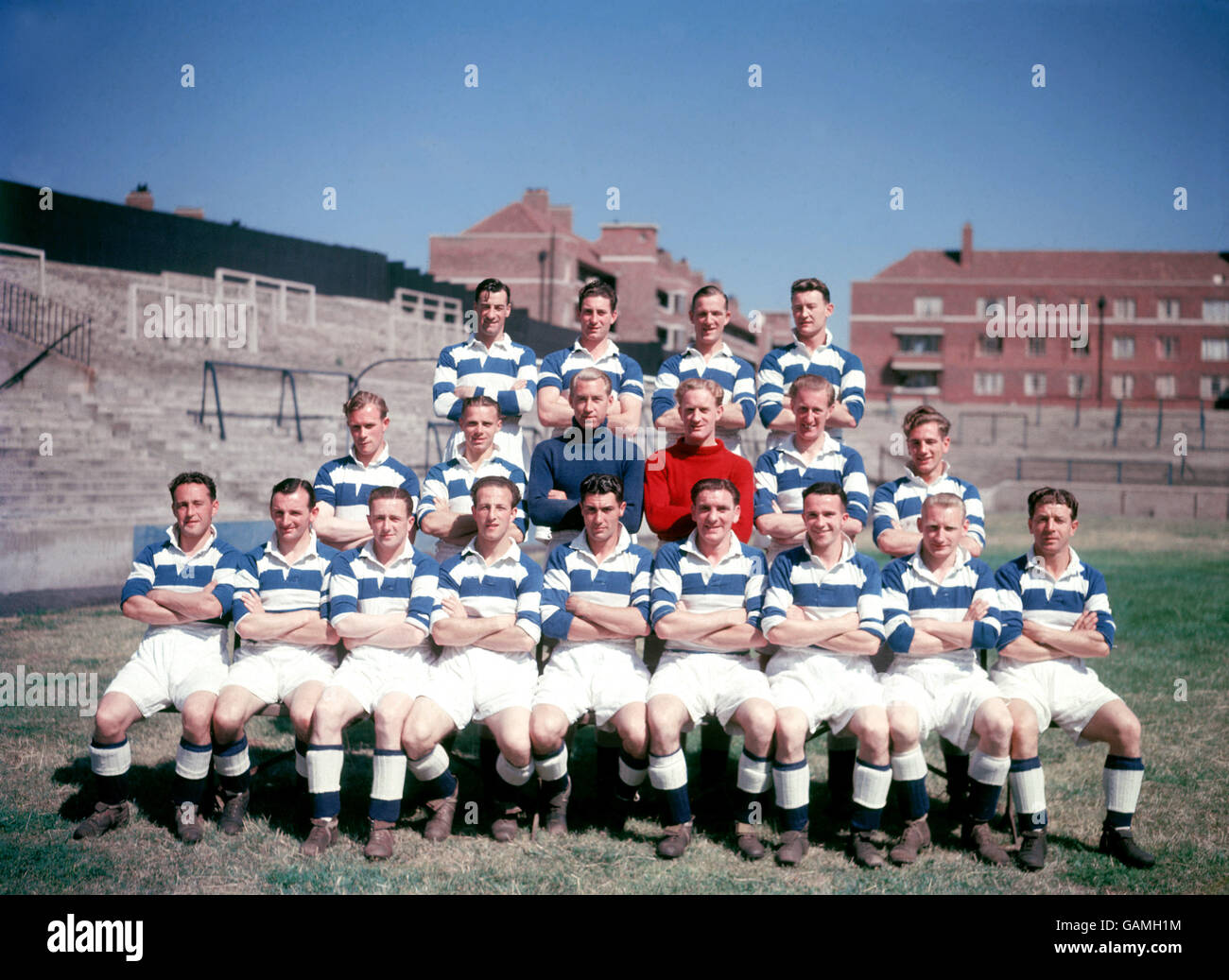 Queens Park Rangers squad 1952-53: (Back row, l-r) Oscar Hold, George Powell, Bill Heath, Un Ingram; (Riga centrale, l-r) John Poppitt, Lewis Clayton, Harry Brown, Stan Gullan, Reg Chapman, William Hill; (prima fila, l-r) Billy Waugh, George Stewart, Bill Muir, Harold Gilberg, Bill Spence, Albert Addinall, Conway Smith, Cyril Hatton, Pastore di Ernie Foto Stock