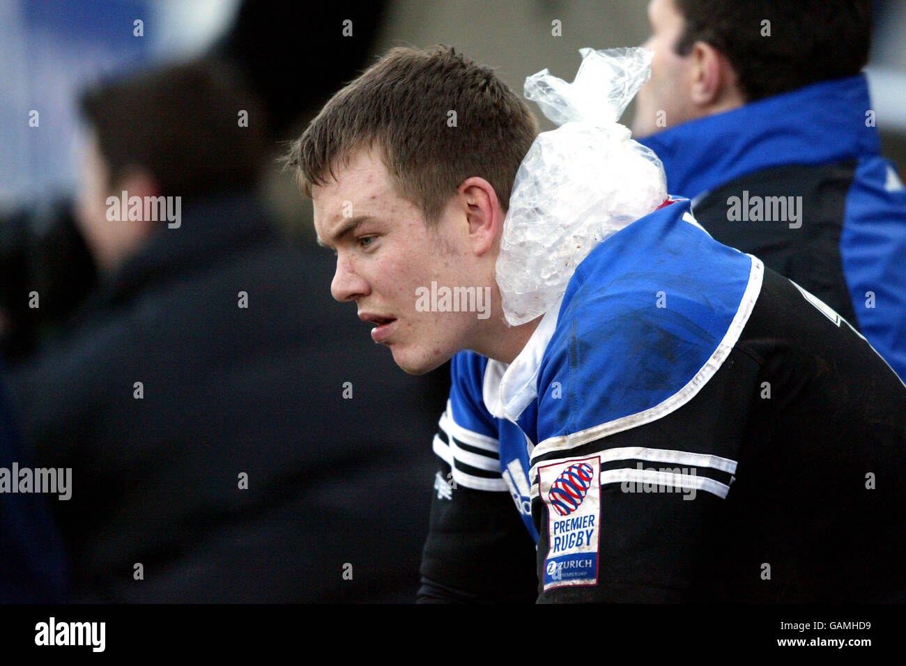 Rugby Union - Powergen Cup - Quarter Final - Bath contro Northampton Saints. Dan Lyle di Bath con un sacco di ghiaccio sul collo dopo aver raccolto una ferita Foto Stock