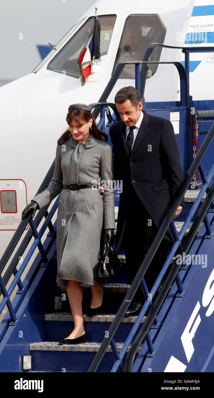 Il presidente francese Nicolas Sarkozy e la moglie Carla Bruni arrivano all'aeroporto di Heathrow. Foto Stock
