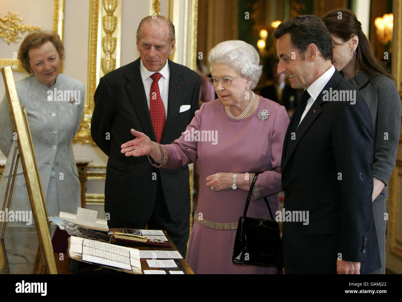 Il presidente francese Nicolas Sarkozy, a destra, e sua moglie Carla Bruni-Sarkozy sono esposti oggetti della Royal Collection della Regina Elisabetta II della Gran Bretagna e del Duca di Edimburgo al Castello di Windsor. Foto Stock