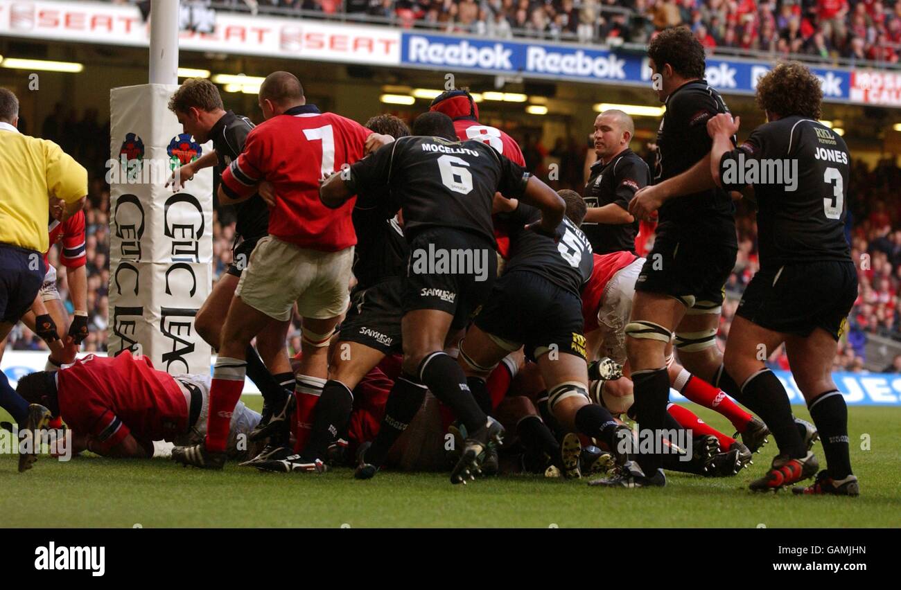 Rugby Union - Lega Celtica - finale - Munster contro Neath. Munster segna il loro ultimo tentativo nella vittoria del 37-17 contro Neath segnata da Rob Henderson Foto Stock