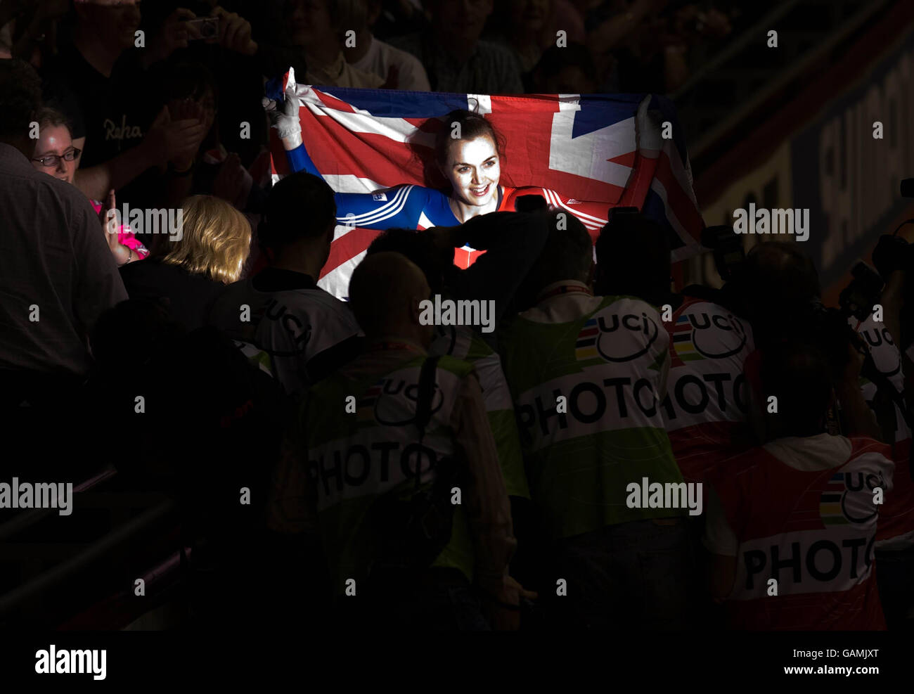 Il Victoria Pendleton della Gran Bretagna celebra la vittoria dell'oro nello Sprint delle donne durante i Campionati mondiali di ciclismo su pista dell'UCI al Manchester Velodrome, Manchester. Foto Stock