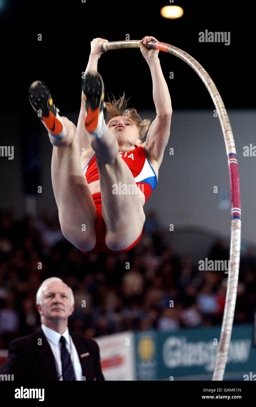 Atletica - Norwich Union International - Kelvin Hall, Glasgow. Svetlana Feofanova in Russia si sta infissando un nuovo record mondiale indoor Foto Stock