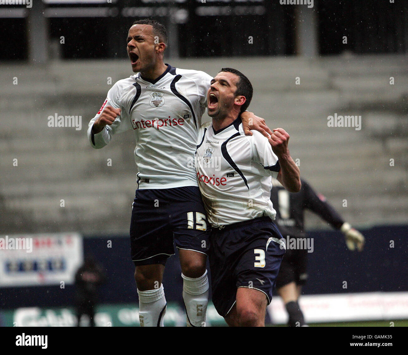 Callum Davidson di Preston celebra il punteggio ottenuto dal posto con Simon Whaley di Preston durante la partita del Coca-Cola Championship a Deepdale, Preston. Foto Stock