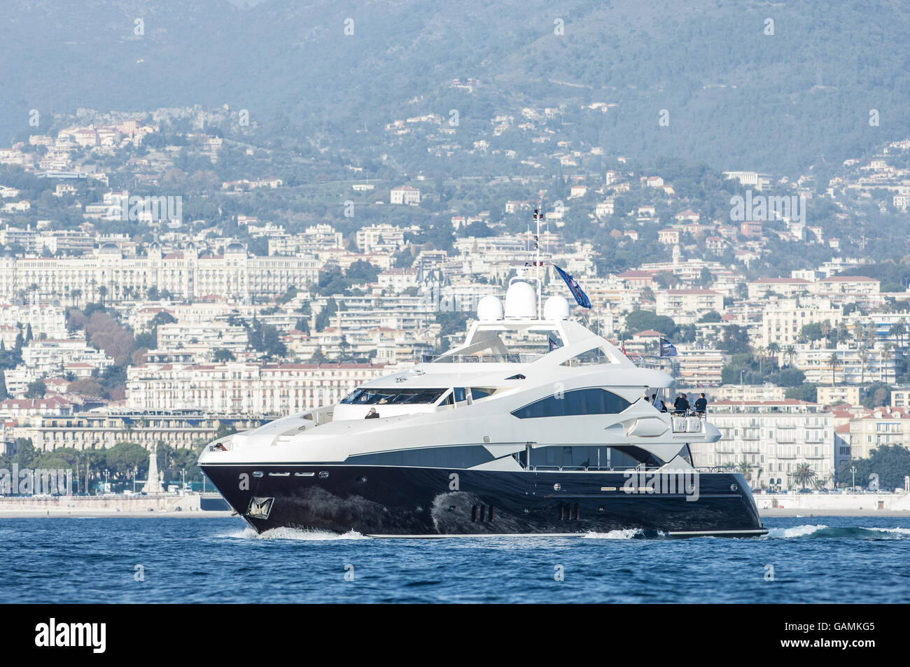 Yacht a motore in corso off Cote d Azur vicino a Nizza, nel sud della Francia. Foto Stock