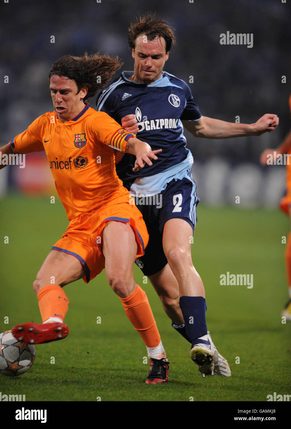 Calcio - UEFA Champions League - Quarter Final - FC Schalke 04 v Barcellona - Veltins-Arena. Heiko Westermann e Carles Puyol di Barcellona Foto Stock