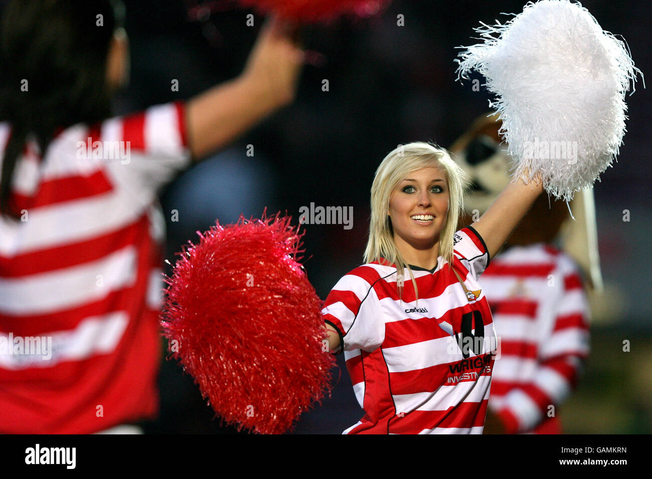 Calcio - Coca-Cola Football League One - Doncaster Rovers v Leeds United - Keepmoat Stadium. I Vikettes, cheerleaders di Doncaster Rovers, offrono uno spettacolo pre-partita Foto Stock