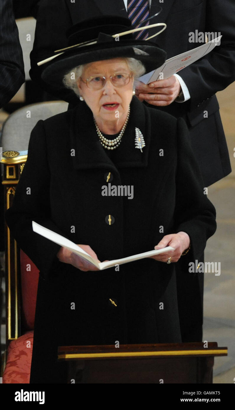 La Regina Elisabetta II partecipa al servizio del Ringraziamento per la vita di Sir Edmund Hillary alla Cappella di San Giorgio a Windsor. Foto Stock