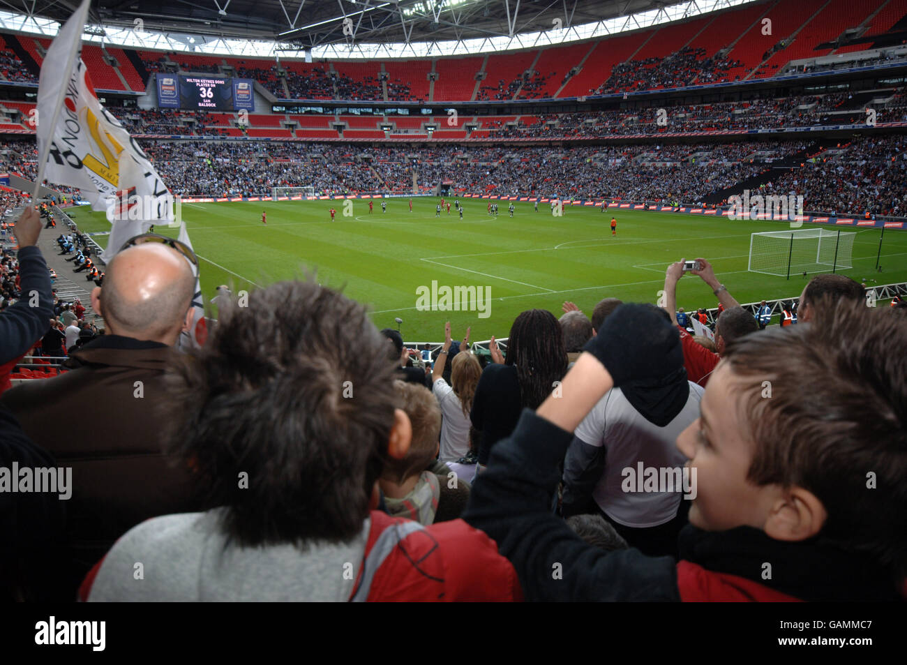 Vista generale dell'azione e dei tifosi durante il Johnstone's. Finale del Trofeo Paint al Wembley Stadium Foto Stock
