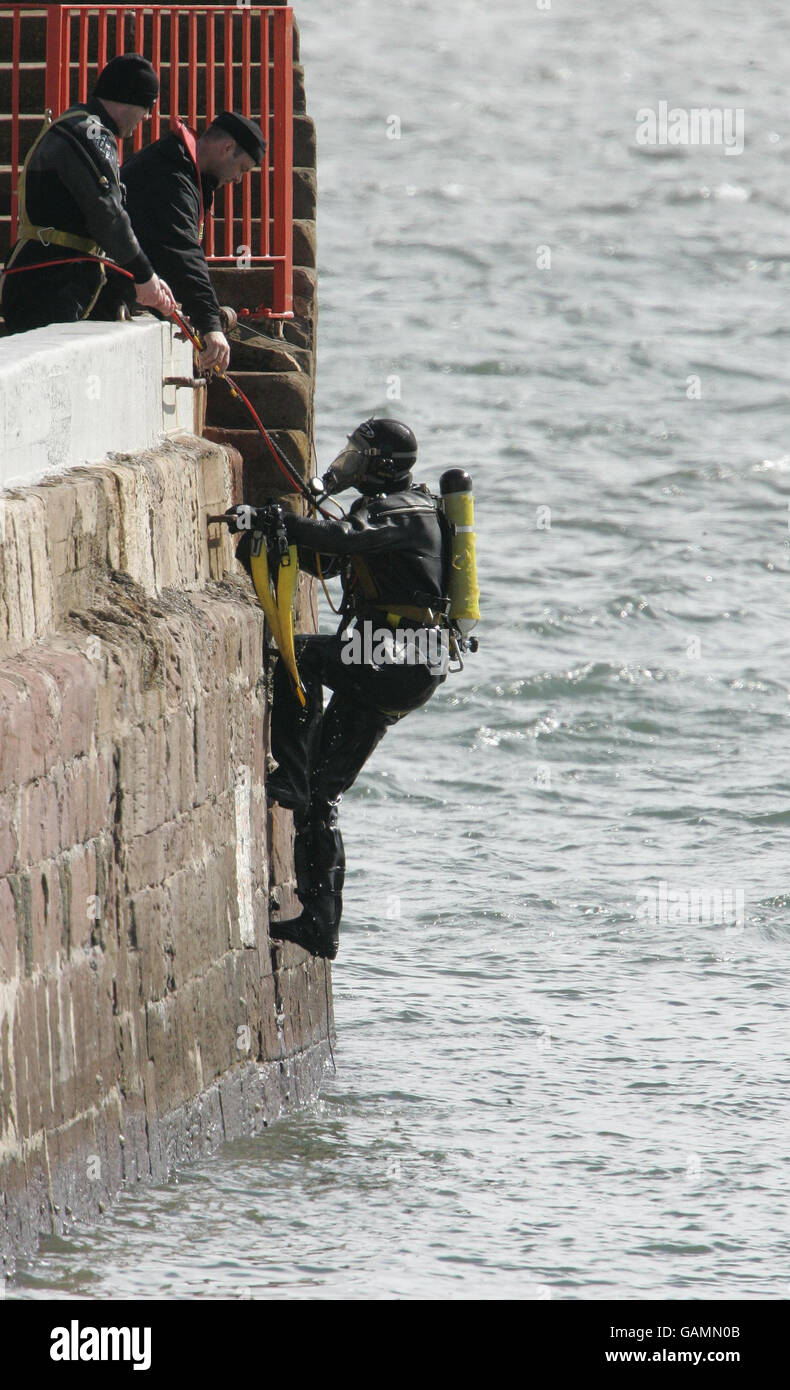 Grampian polizia subacquea di ricerca unità di controllo porto Arbroath dopo che parti del corpo sono stati trovati su una spiaggia vicina la scorsa settimana. Foto Stock