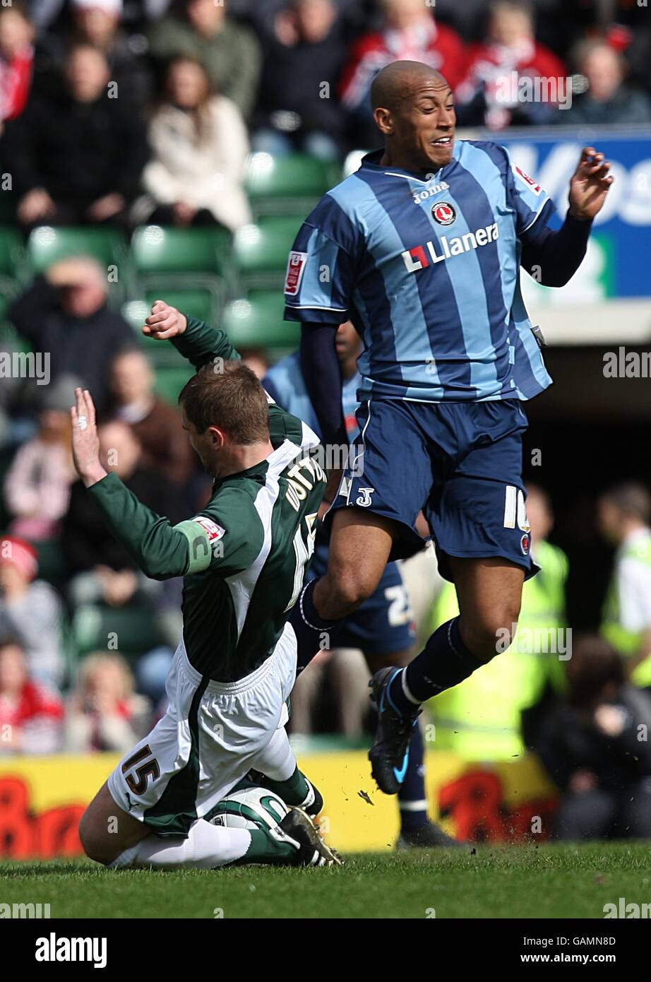 Calcio - Coca-Cola Football League Championship - Plymouth Argyle / Charlton Athletic - Home Park. Chris Iwelumo di Charlton Athletic vola in aria dopo una sfida di Paul Wotton di Plymouth Argyle. Foto Stock