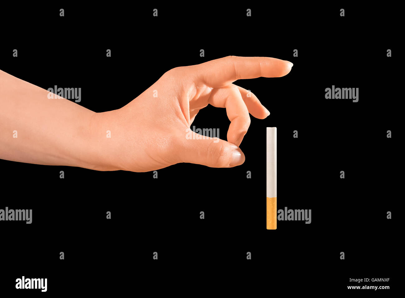 Donna cercando di smettere di fumare spingendola lontano della sua isolata su nero. Foto Stock
