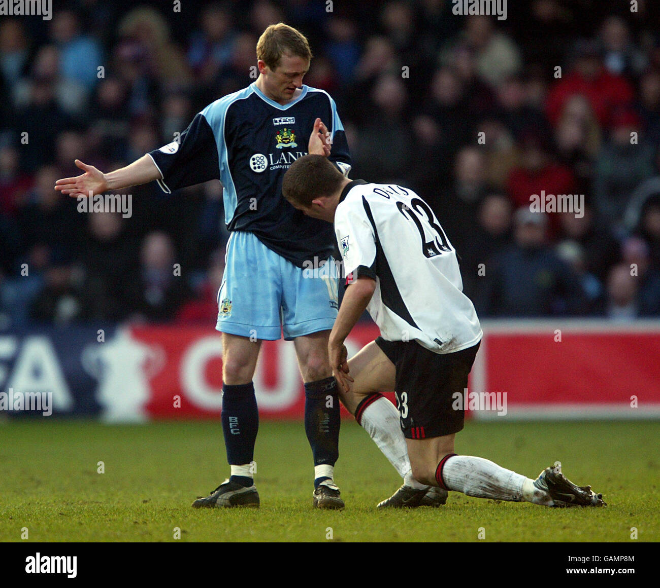 Calcio - AXA fa Cup - Fulham / Burnley. Fulham's Sean Davis ottiene uno schiaffo intorno al volto da Tony Grant di Burnley Foto Stock