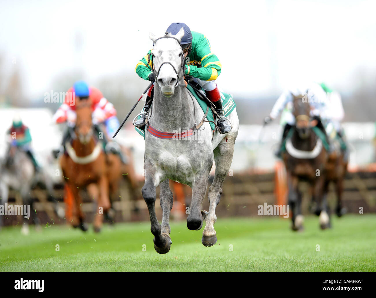 Il jockey Richard Johnson su Pearl King sulla strada per la vittoria durante la gara di ostacoli per handicap Extra Smooth di John Smith (Classe 1) (gara in elenco) Foto Stock