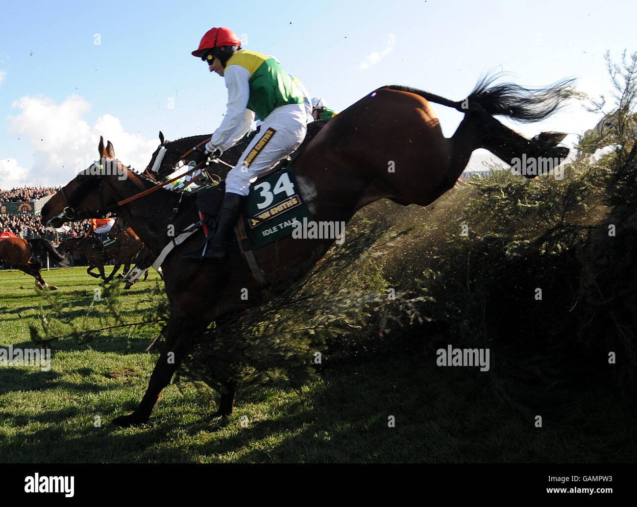 Corse di cavalli - il Grand National Meeting di John Smith del 2008 - Ippodromo di Aintree. Idle Talk indetto da Jockey Brian Harding durante il Grand National Steeple Chase di John Smith (handicap) (Classe 1) (grado 3) Foto Stock