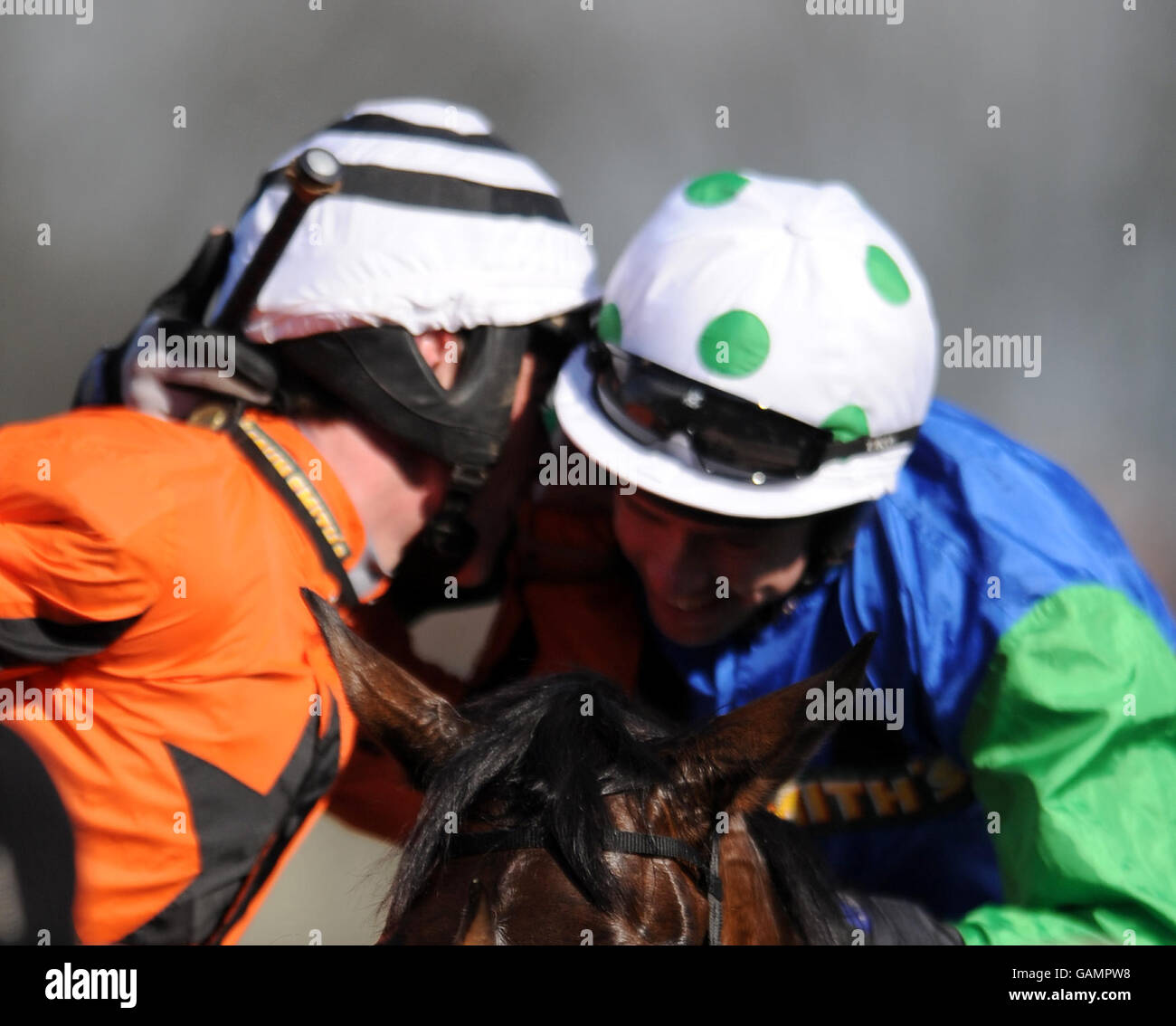 l-r; il fantino di Chelsea Harbour D N Russell si congratula con Jockey Timmy Murphy, vincitore di Contain o Die, dopo aver vinto il Grand National Steeple Chase di John Smith (handicap) (Classe 1) (grado 3) Foto Stock