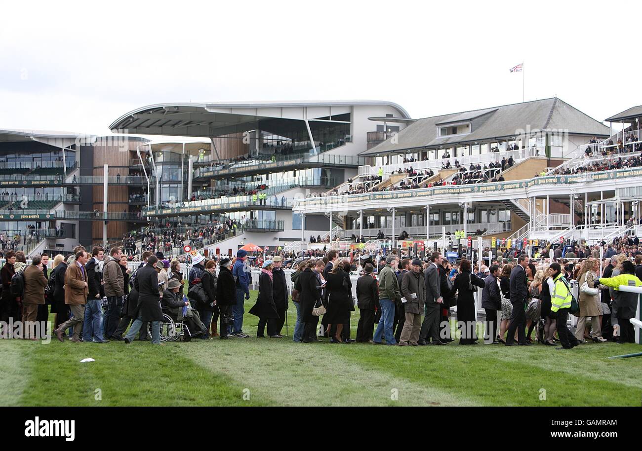 Horse Racing - il Grand National Meeting 2008 di John Smith - terzo giorno - Aintree. I pugni si fanno strada dall'ospitalità attraverso il corso per piazzare le loro scommesse Foto Stock