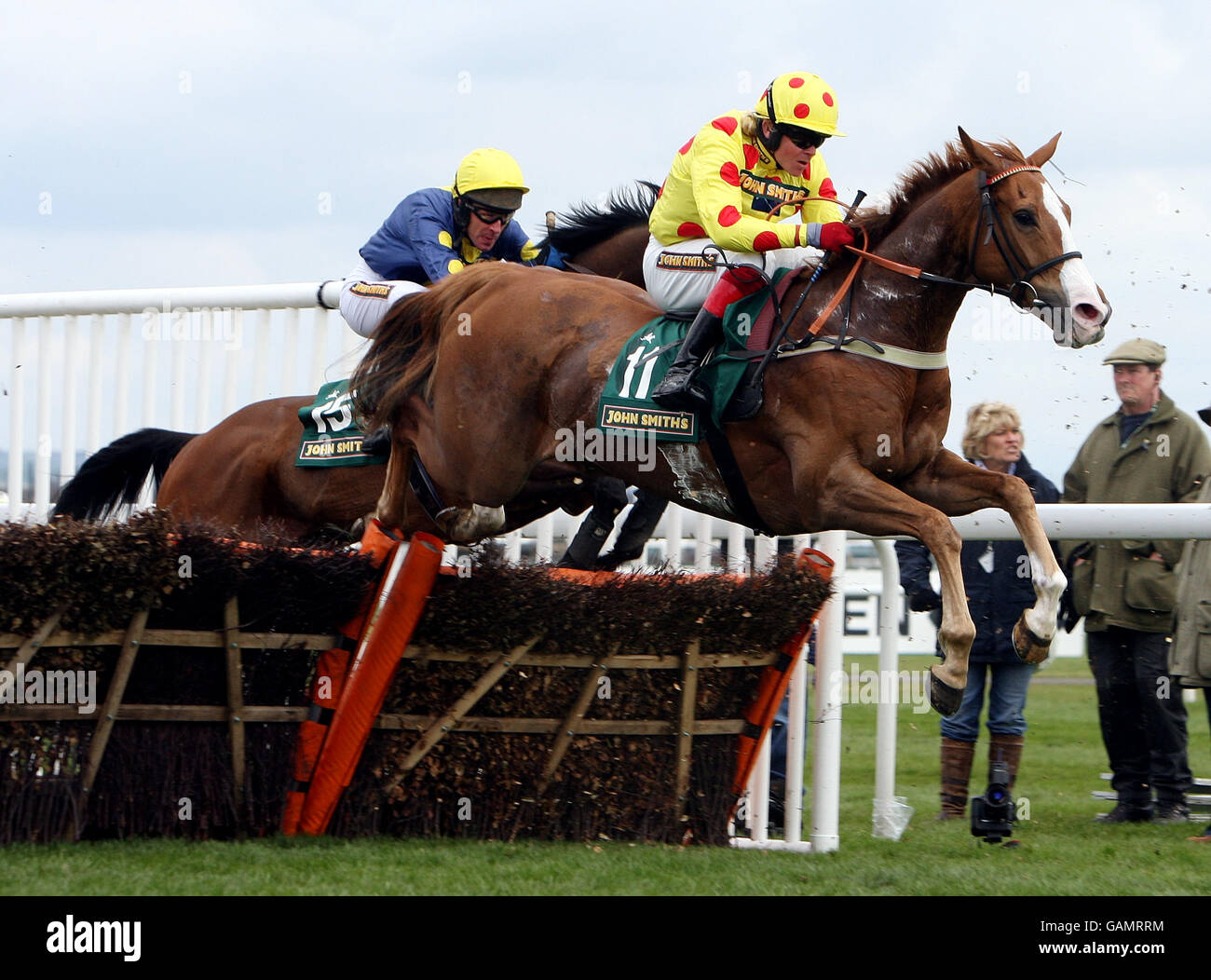 Horse Racing - il Grand National Meeting 2008 di John Smith - terzo giorno - Aintree. OH Crick riden di Robert Thornton nell'ostacolo per handicap ultra liscio di John Smith Foto Stock